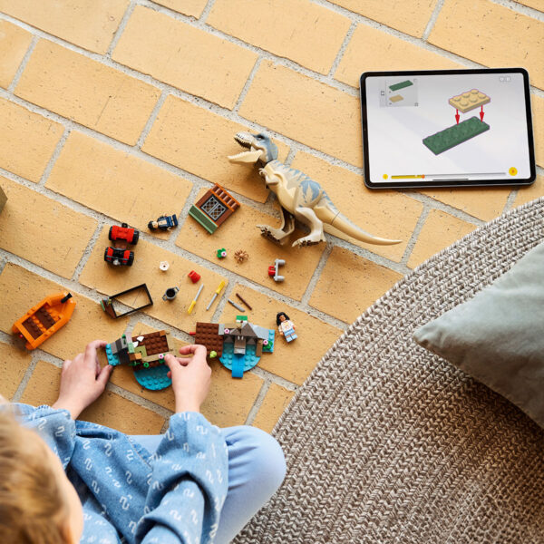 LEGO Jurassic World - Evadare pe rau din calea unui T. rex 76975, 199 piese