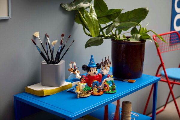 LEGO® Ideas - Magia Disney 21352, 1103 piese