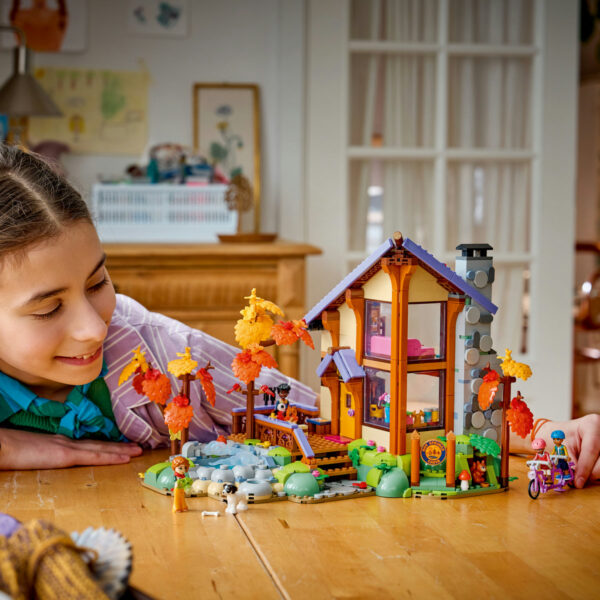 LEGO Friends - Cabană primitoare în pădure toamna 42705, 1229 piese