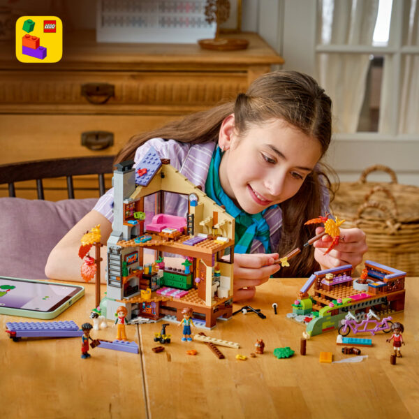 LEGO Friends - Cabană primitoare în pădure toamna 42705, 1229 piese