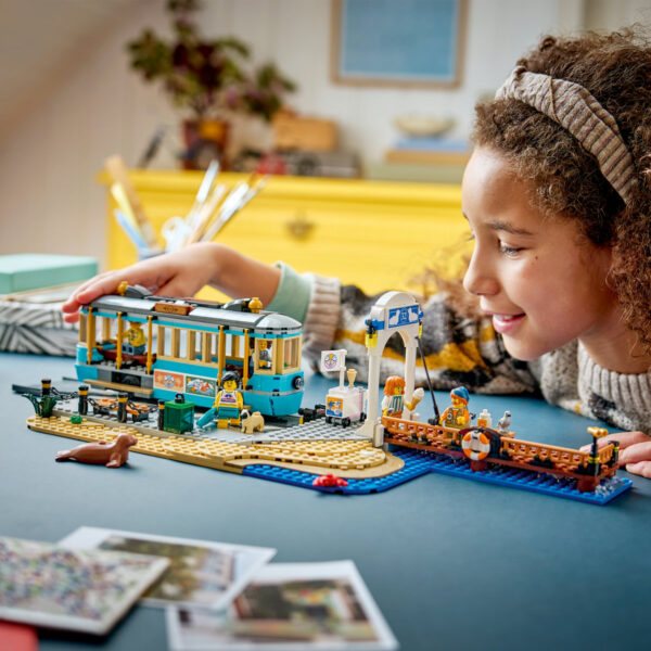 LEGO City - Tramvai de plajă clasic 60506, 693 piese