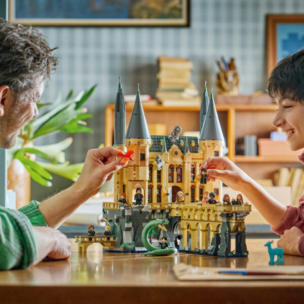 LEGO Harry Potter - Castelul Hogwarts: Aripa de est 76473, 2164 piese