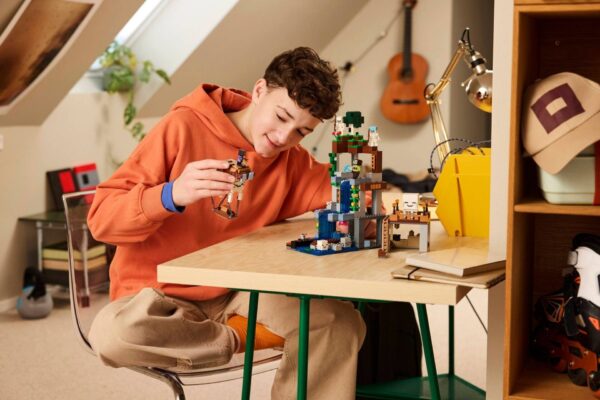 21597_Lifestyle_Cons Lego Minecraft 21597 - Stație de mobi Ghast, 754 piese