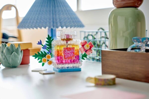 LEGO® Creator 31383 - Sticla de parfum cu flori decorativa (3 in 1)