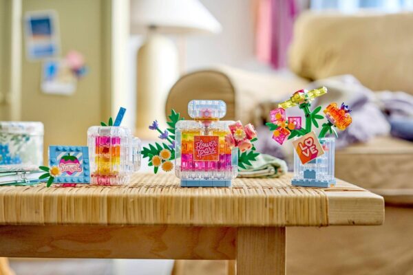LEGO® Creator 31383 - Sticla de parfum cu flori decorativa (3 in 1)