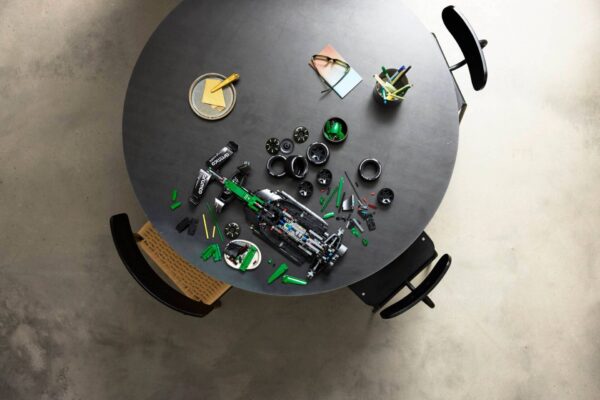 Lego Technic 42240 - Mașina F1® Aston Martin Aramco AMR25