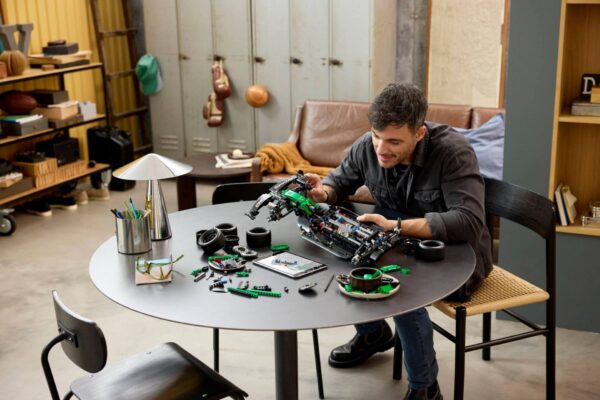 Lego Technic 42240 - Mașina F1® Aston Martin Aramco AMR25