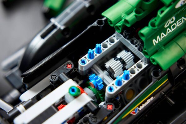 Lego Technic 42240 - Mașina F1® Aston Martin Aramco AMR25