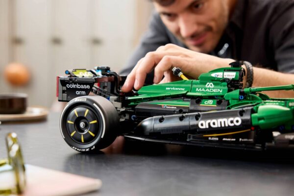 Lego Technic 42240 - Mașina F1® Aston Martin Aramco AMR25