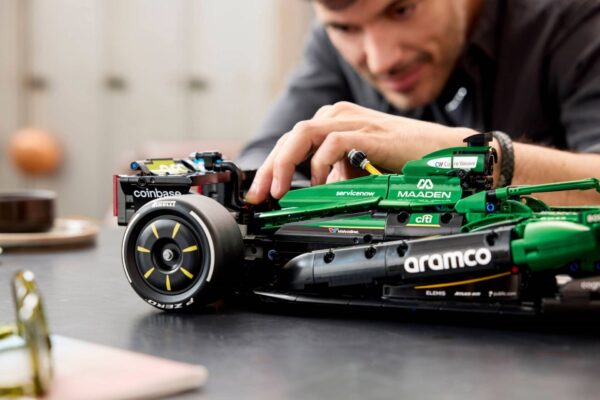 Lego Technic 42240 - Mașina F1® Aston Martin Aramco AMR25