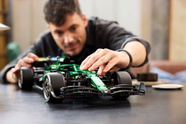 Lego Technic 42240 - Mașina F1® Aston Martin Aramco AMR25