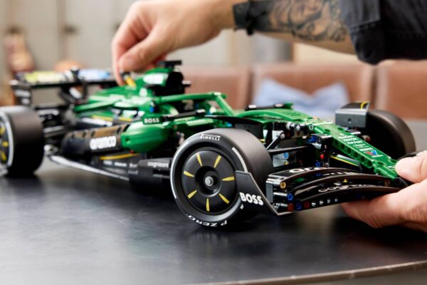 Lego Technic 42240 - Mașina F1® Aston Martin Aramco AMR25