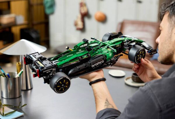 Lego Technic 42240 - Mașina F1® Aston Martin Aramco AMR25