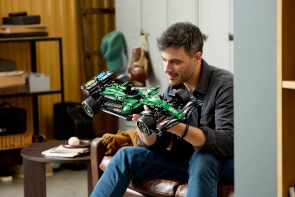 Lego Technic 42240 - Mașina F1® Aston Martin Aramco AMR25