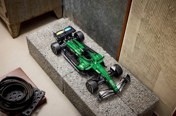Lego Technic 42240 - Mașina F1® Aston Martin Aramco AMR25