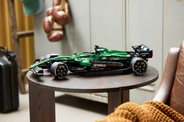 Lego Technic 42240 - Mașina F1® Aston Martin Aramco AMR25