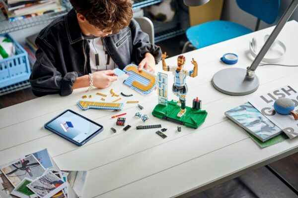 LEGO® Editions - Lionel Messi – Legenda a fotbalului 43015, 958 piese