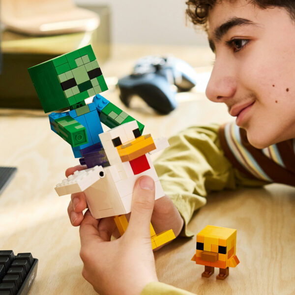 21582-lego-minecraft-3 LEGO Minecraft - Jocheu de găini 21582, 344 piese