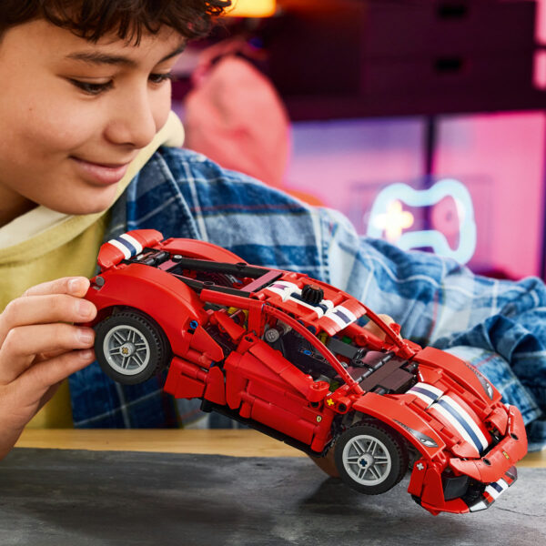 LEGO Technic - Mașina Ferrari 488 PISTA 42235, 882 piese
