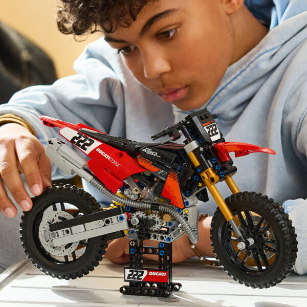LEGO Technic - Motocicleta Ducati Desmo450 MX, versiunea de uzină 42238, 457 piese