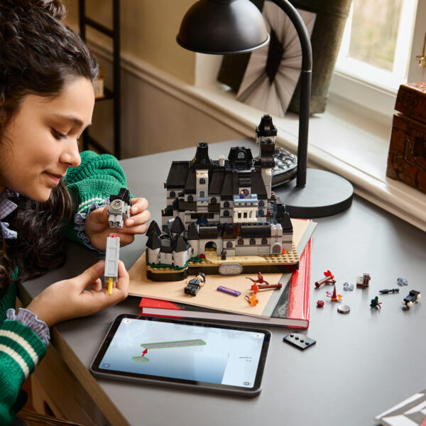 LEGO Wednesday - Academia Nevermore 76788, 890 piese